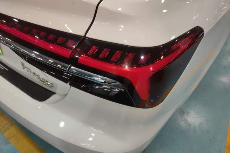 Used Roewe i6 MAX New Energy 2023 EV 420 Skyroof Special Edition Right Rear Taillight