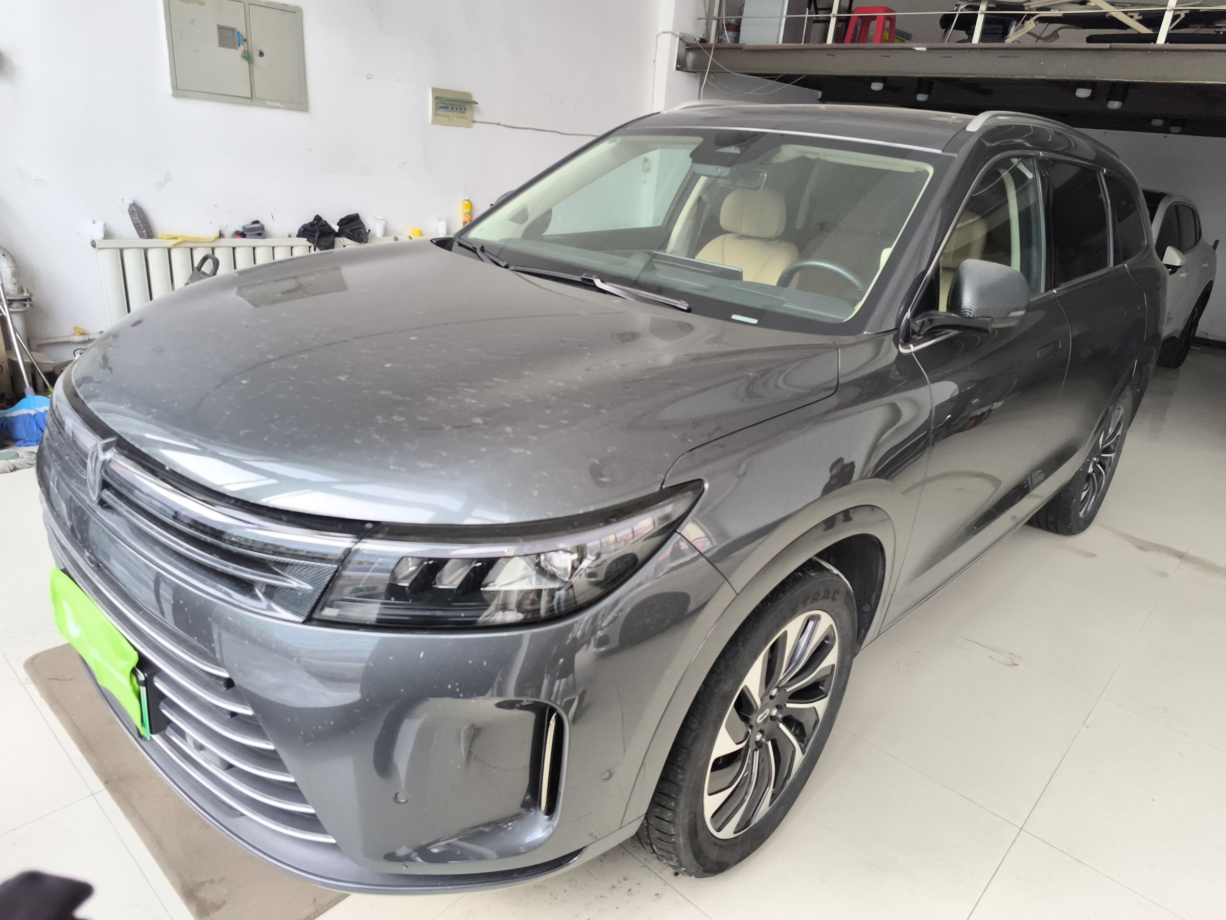 Под передней частью автомобиля