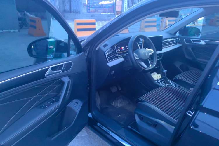 Used Volkswagen Tiguan L 2025 Model, Outstanding Version, 300TSI Automatic Two-Wheel Drive Longteng Edition
