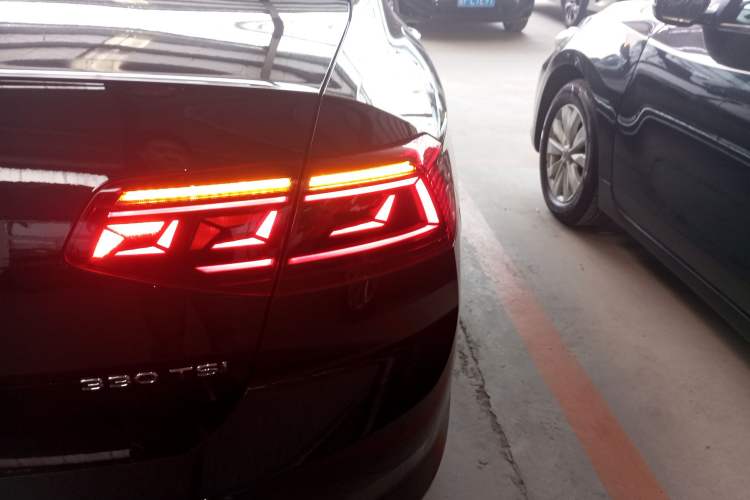 Used Volkswagen Magotan 2023 2 Million Units Limited Edition 330TSI DSG Leading Version Right Rear Taillight