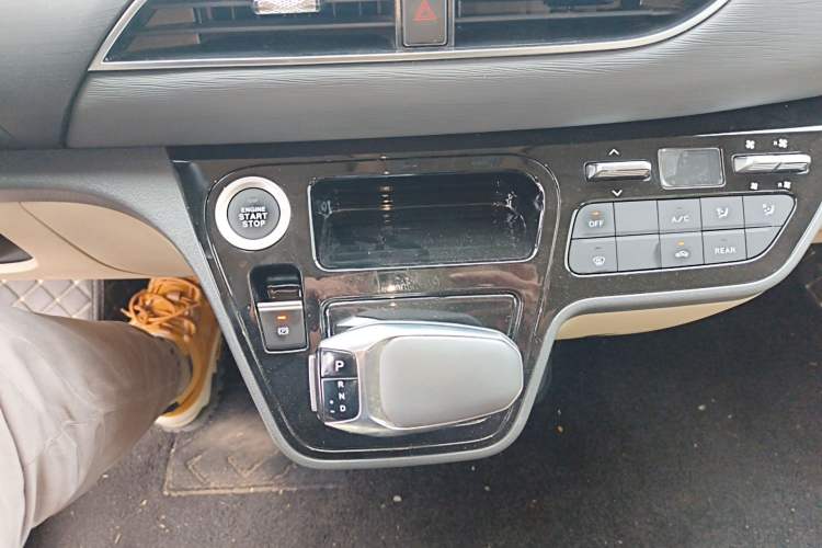 Used Sinotruk Pioneer V 2025 Multi-Function PRO Version 2.0T Automatic Short Wheelbase Low Roof Gear Lever