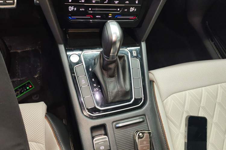 Used Volkswagen Magotan 2025 Zhongxiang Version 330TSI DSG Luxury Edition Gear Lever