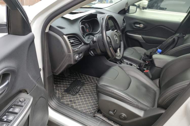 Used Jeep Cherokee 2020 2.0T Two-Wheel Drive Leading Edition