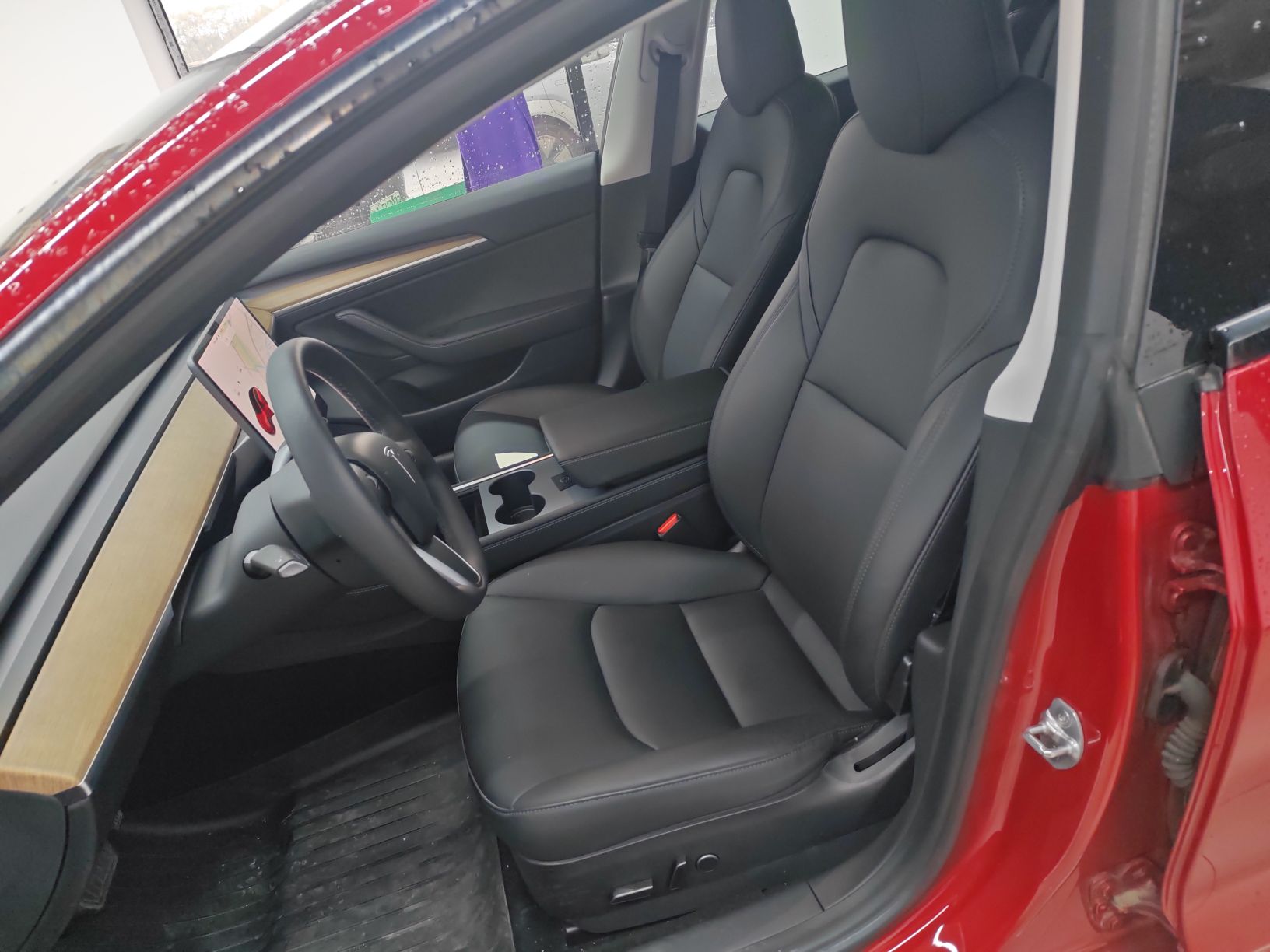 Переднее сиденье в автомобиле