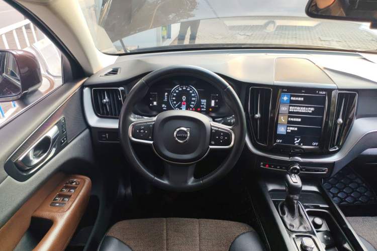 Used Volvo XC60 2021 T5 4x4 Smart Luxury Edition Steering Wheel