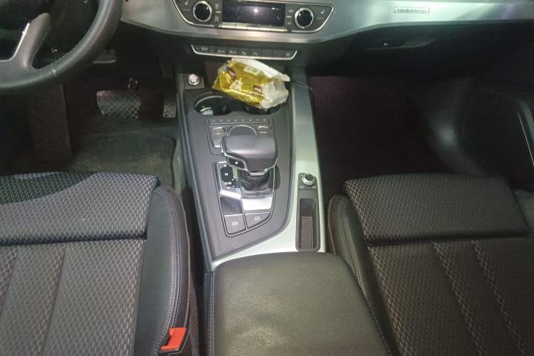 Used Audi A4L 2018 30th Anniversary Edition 45 TFSI quattro Sport model Gear Lever