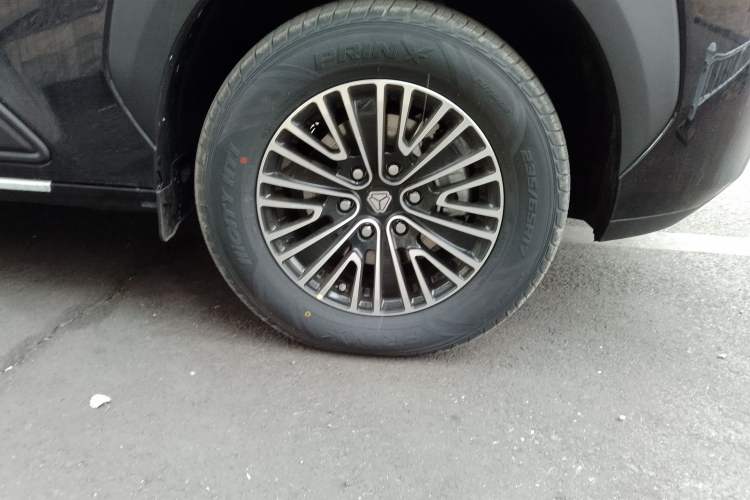 Used Sinotruk Pioneer V 2025 Multi-Function PRO Version 2.0T Automatic Short Wheelbase Low Roof Right Front Wheel Hub