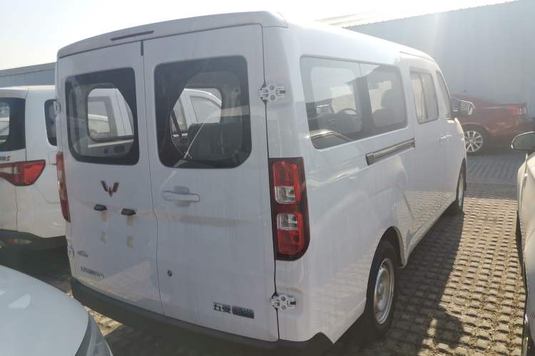 Used Wuling Yangguang 2024 300KM Comfort Version Passenger Van 75kW
