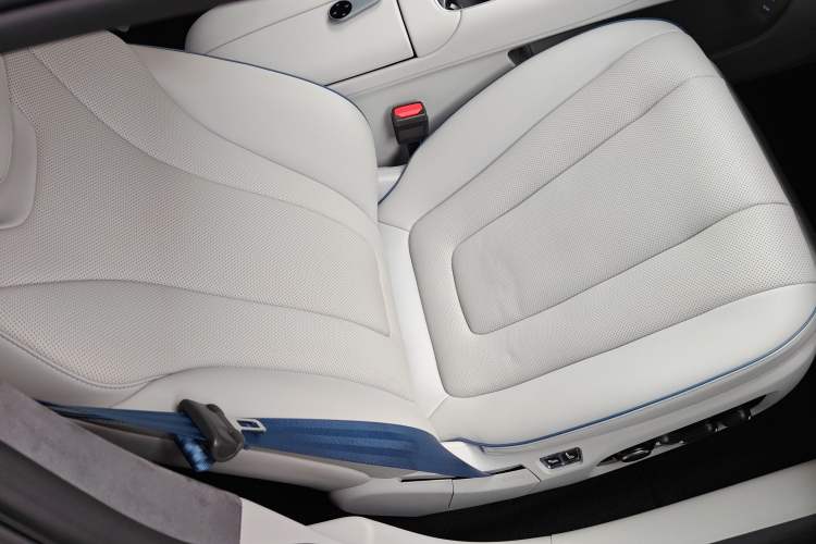 Used Hima Luxeed S7 2025 705 km Max Right Front Seat