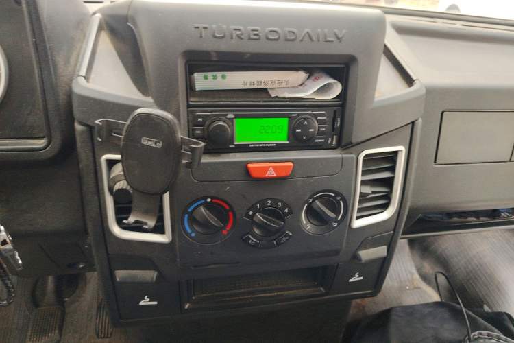 Used Iveco Daily 2021 2.5T V40 2-3 Seater Long Wheelbase Mid-Roof Dual Tires Manual Doors Audio And AC Panel