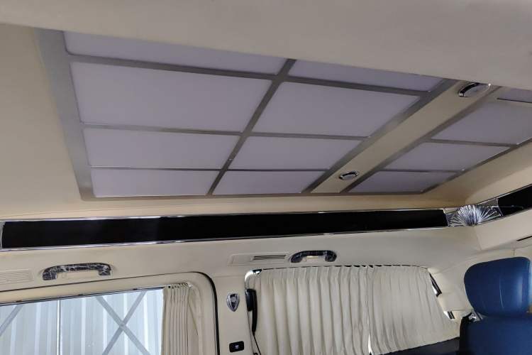 Used Mercedes-Benz Vito 2021 2.0T Elite Version 8 Seats Headliner