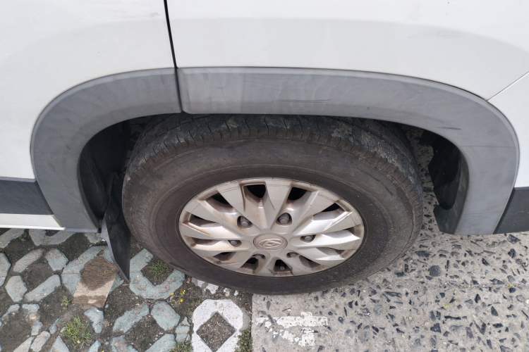 Used SAIC MAXUS Xintu V90 2020 2.0T Manual Yunjie Version Front-Wheel Drive with Single Rear Tire Short Wheelbase High-Roof Design 6-Seater
