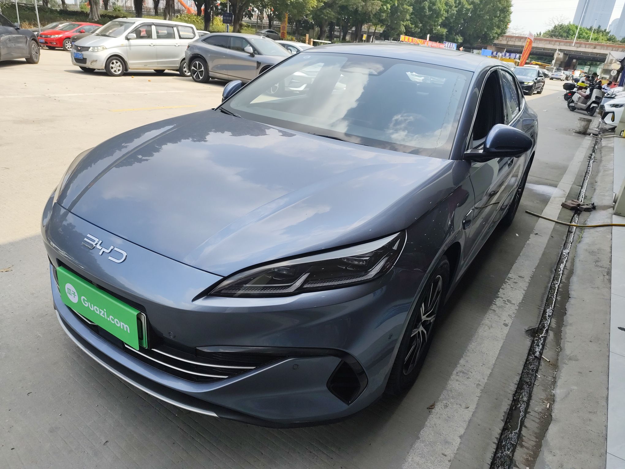 Под передней частью автомобиля