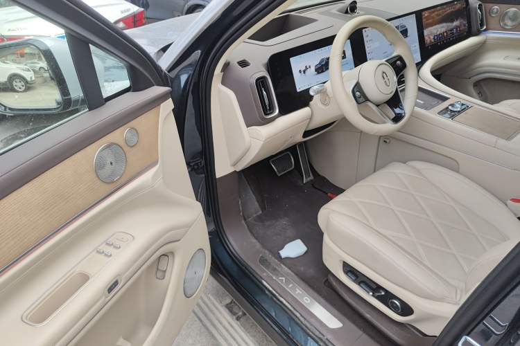 Used Hima AITO M9 2025 Extended-Range Ultra Version 52 kWh 6-Seater
