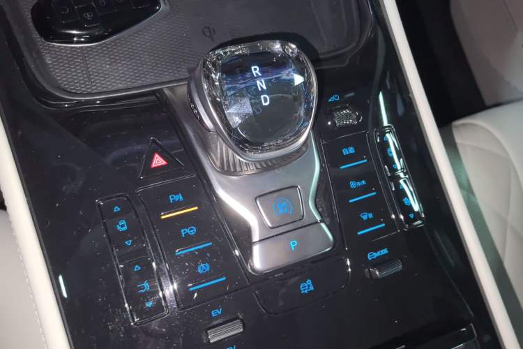 Used Denza D9 2025 DM-i Intelligent Drive 1020 Four-Wheel Drive Flagship Model
