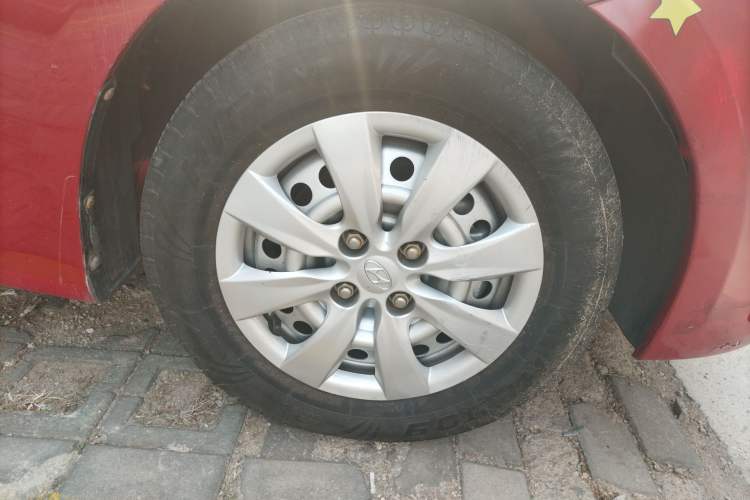 Used Hyundai Verna (older generation) 2010 Sedan 1.4L Manual Comfort GS Right Front Wheel Hub