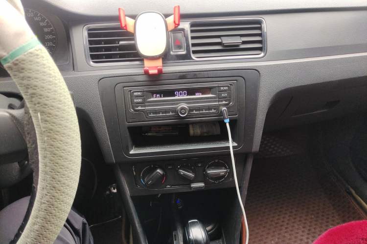 Used Volkswagen Santana 2013 1.6L Automatic Fashion Edition Audio And AC Panel