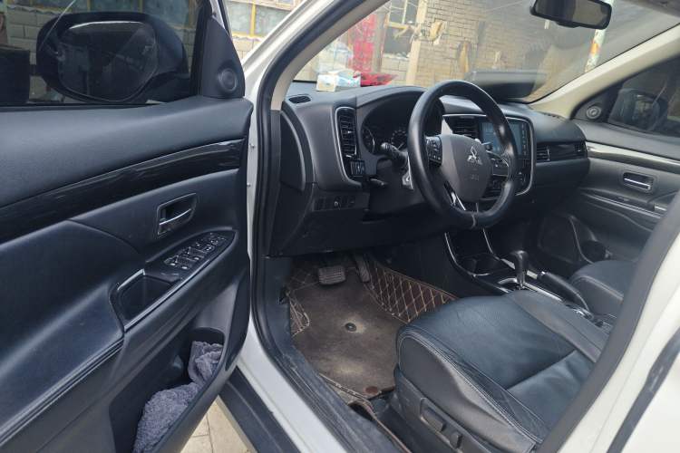 Used Mitsubishi Outlander 2016 2.4L 4x4 Luxury Edition 7-Seater