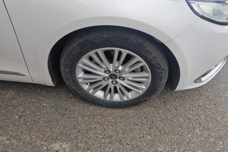 Used Ford Taurus 2017 EcoBoost 245 Fashion Edition Right Front Wheel Hub