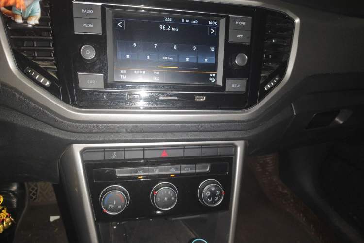 Used Volkswagen T-ROC 2020 230TSI DSG Two-Wheel Drive Advanced Version Audio And AC Panel