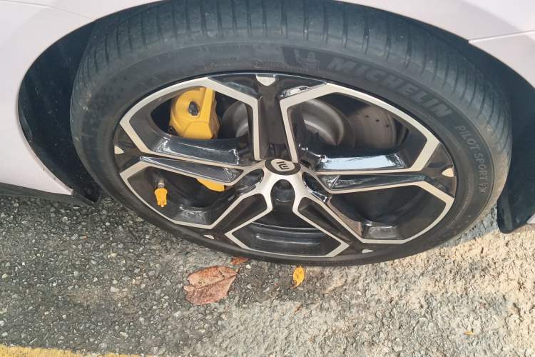 Used Xiaomi Auto SU7 2024 Rear-Drive Long-Range Intelligent Driving Version Right Front Wheel Hub