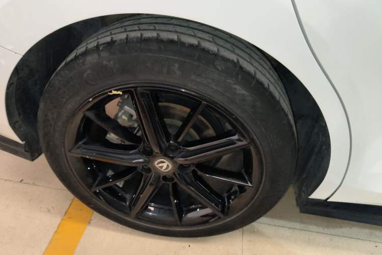 Used CHANGAN UNI-V 2022 1.5T Prestige Version Right Rear Wheel Hub
