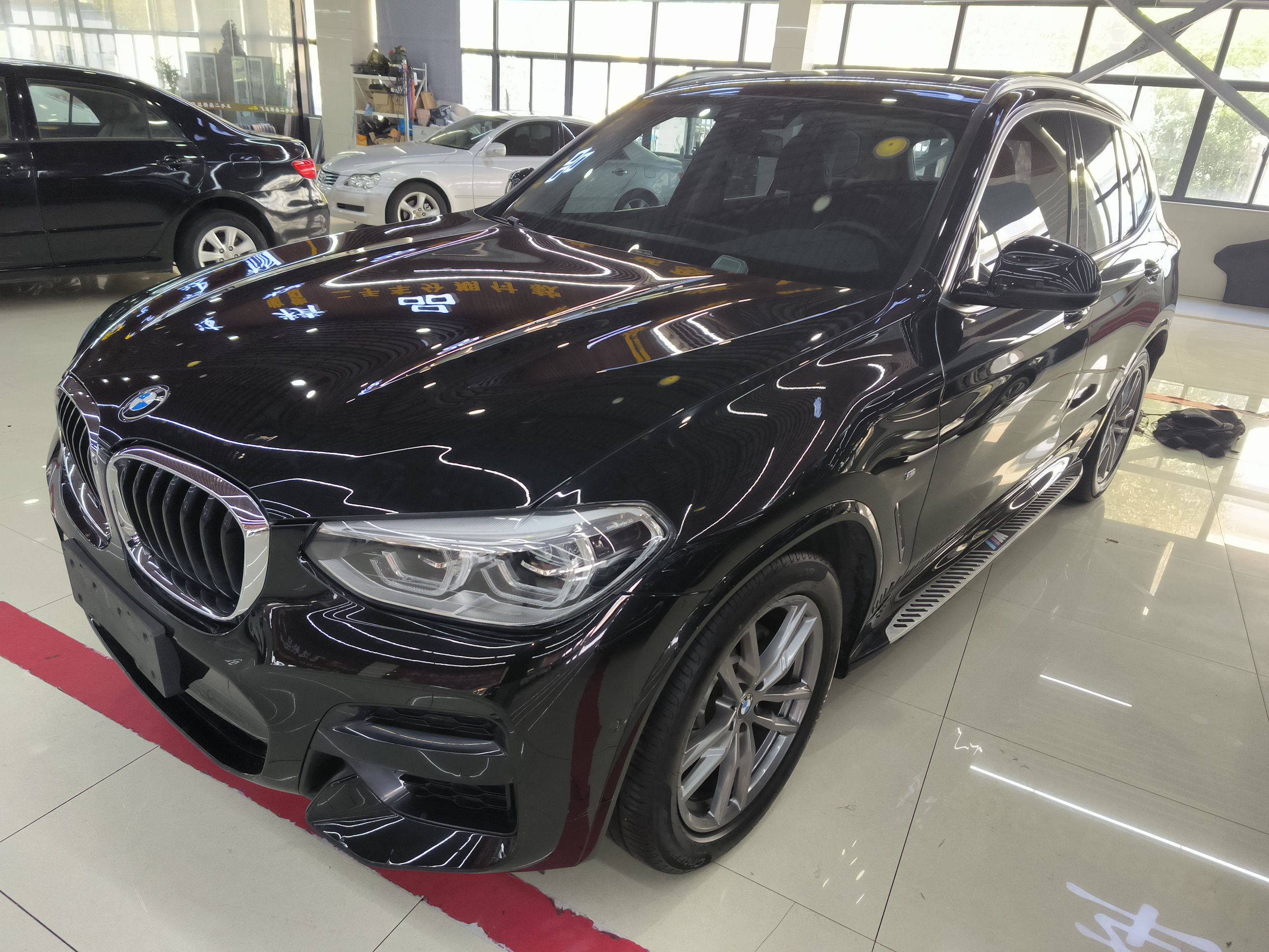 Под передней частью автомобиля