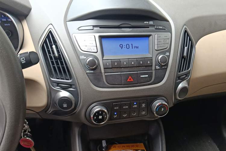 Used Hyundai ix35 2010 2.0L Automatic Two-Wheel Drive New Edition GL Audio And AC Panel