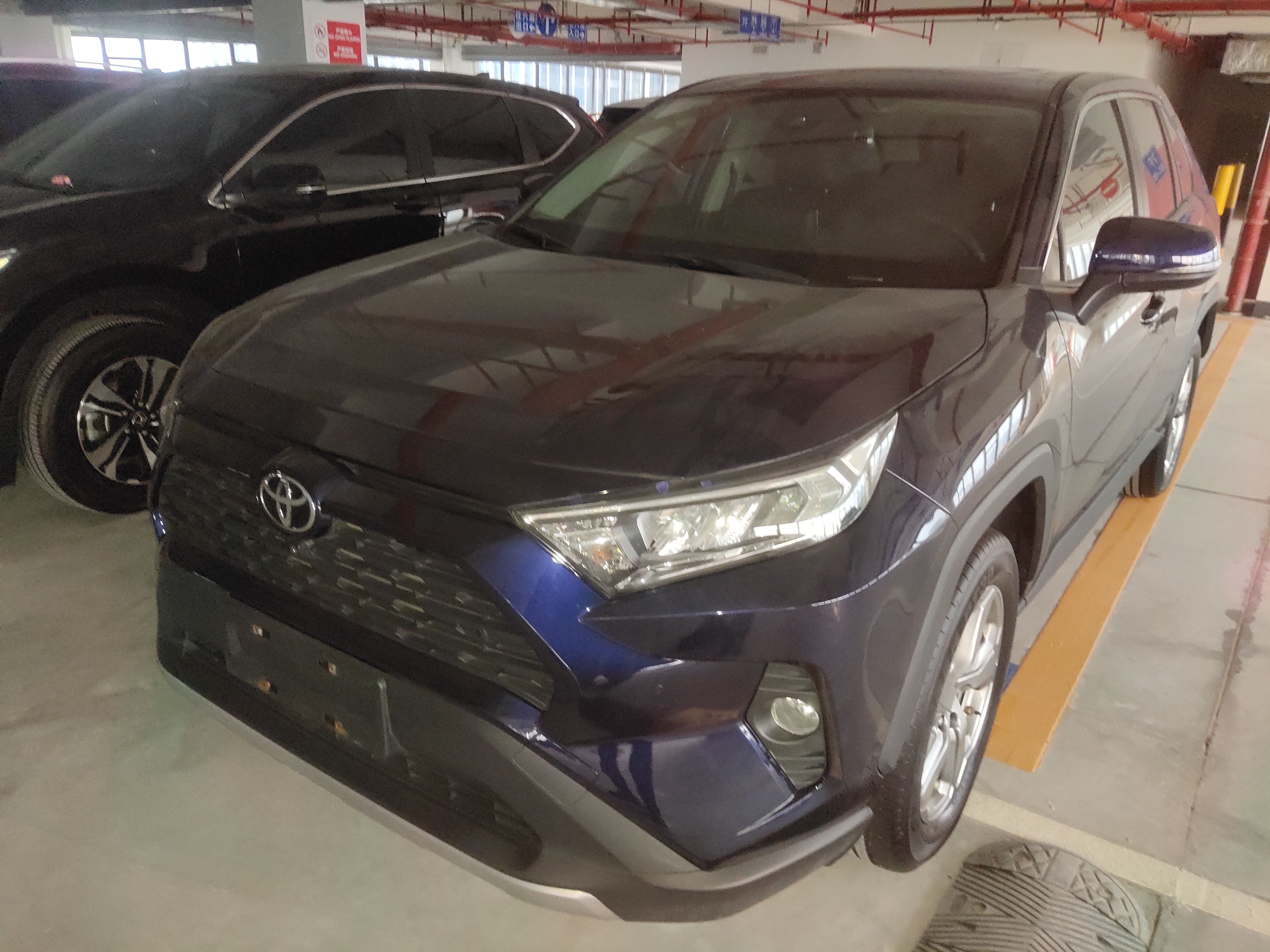 Под передней частью автомобиля