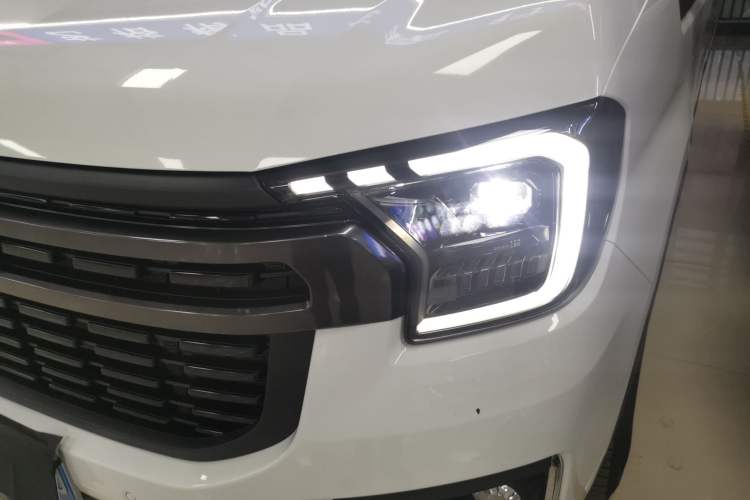 Used Ford Transit T8 2024 T8 2.3T Diesel Automatic Mid-Drive Mid-Roof 6-Seater Fully Equipped 2/2/2 Configuration