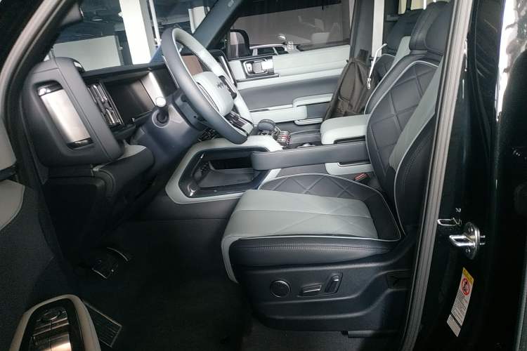 Used Formula Leopard 5 2023 Explore Edition
