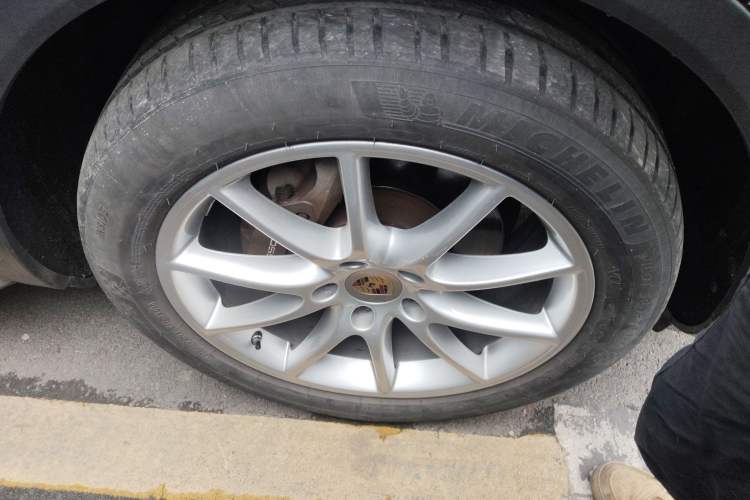 Used Porsche Cayenne 2018 Cayenne 3.0T Right Front Wheel Hub