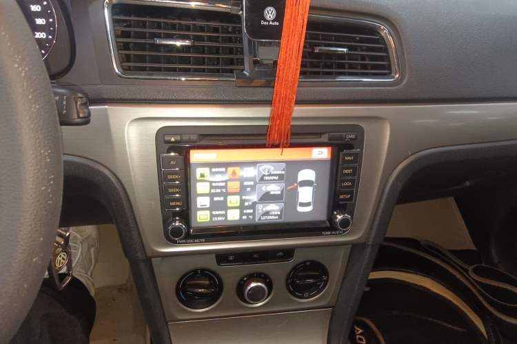 Used Volkswagen Lavida 2013 1.6L Manual Comfort Edition Audio And AC Panel