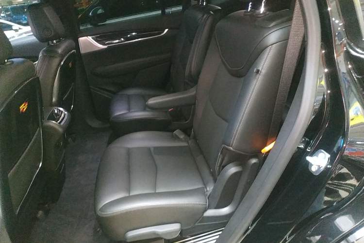 Used Cadillac XT6 2022 2.0T Six-Seater Four-Wheel Drive Luxury Version Left Rear Seat