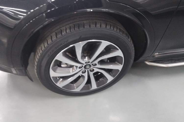 Used Land Rover Discovery Sport 2021 249 PS R-Dynamic S Performance Edition Left Front Wheel Hub