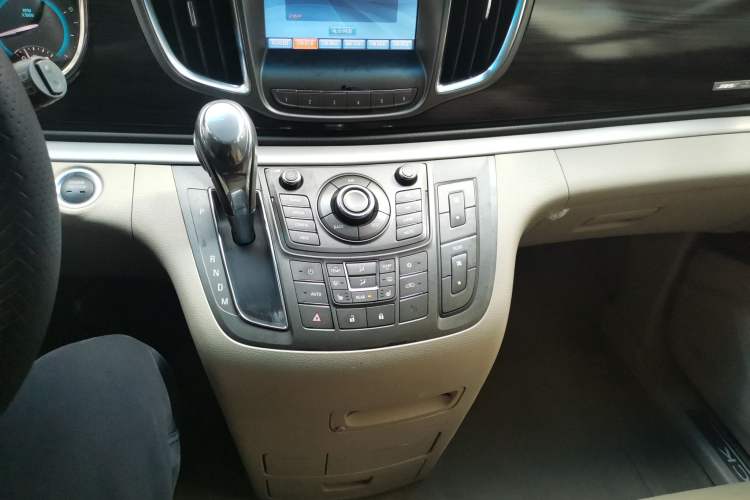 Used Buick GL8 2011 3.0L GT Luxury Business Haoya Edition Audio And AC Panel