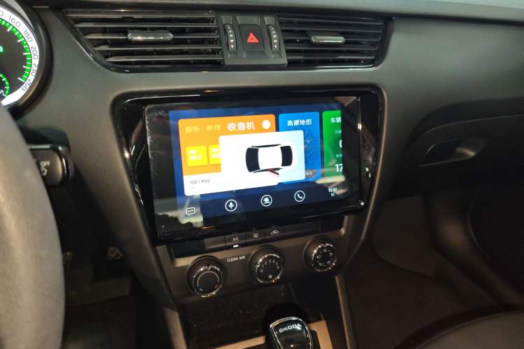 Used Skoda Octavia 2022 1.5L Automatic Comfort Edition Audio And AC Panel