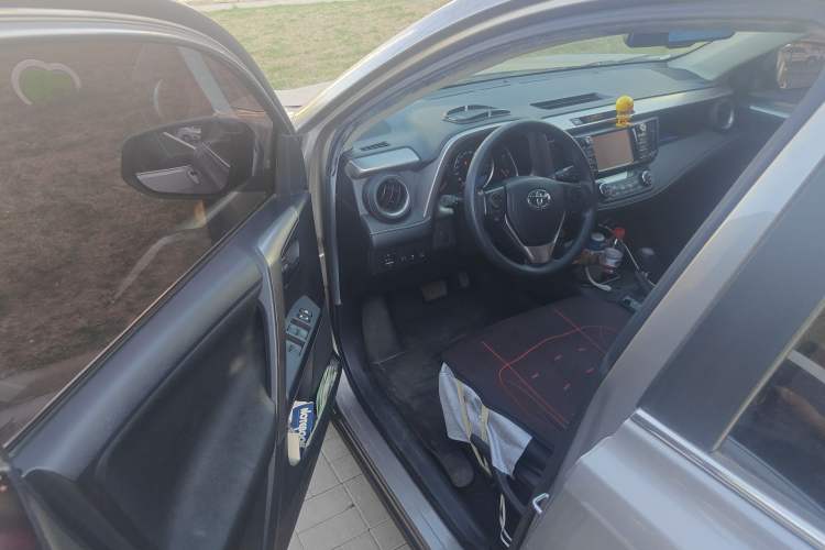 Used Toyota RAV4 2016 2.0L CVT Two-Wheel Drive Fashion Edition China V Standard Driver Seat