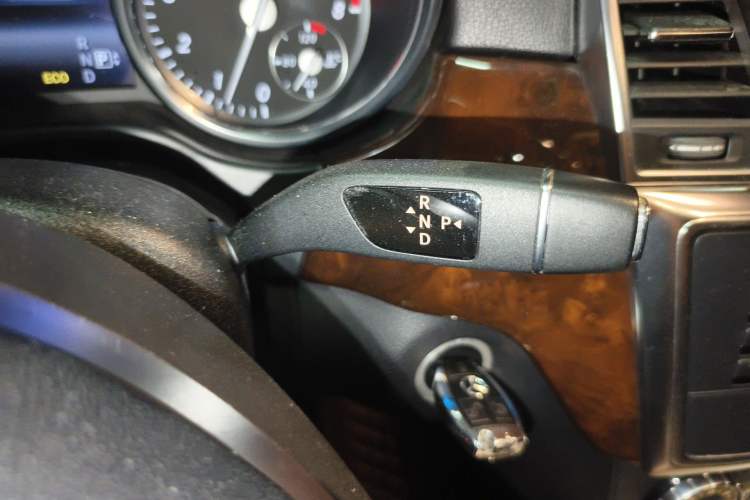 Used Mercedes-Benz M-Class 2014 ML 400 4MATIC Luxury Model Gear Lever