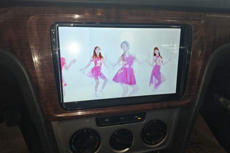 Used Volkswagen Lavida 2013 Revised Classic 1.6L Manual Fashion Edition Audio And AC Panel