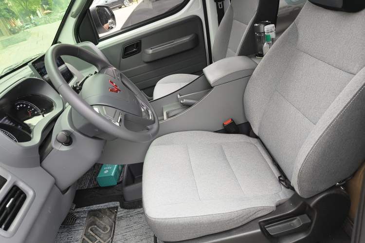 Used Wuling Yangguang 2024 300KM Comfort Version Passenger Van 75kW