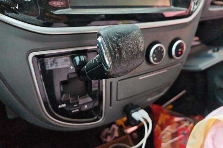 Used SAIC MAXUS Xintu V80 2018 2.5T AMT Aoyuntong Short Wheelbase Mid-Roof 5-6 Seater
