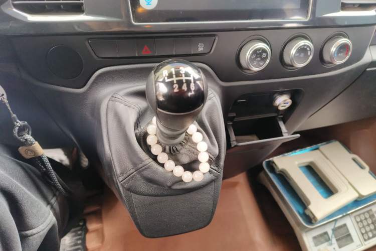 Used JMC Fushun 2023 2.0T Manual Short-Wheelbase Mid-Height Commercial Multi-Purpose 5-Seater Passenger Vehicle
