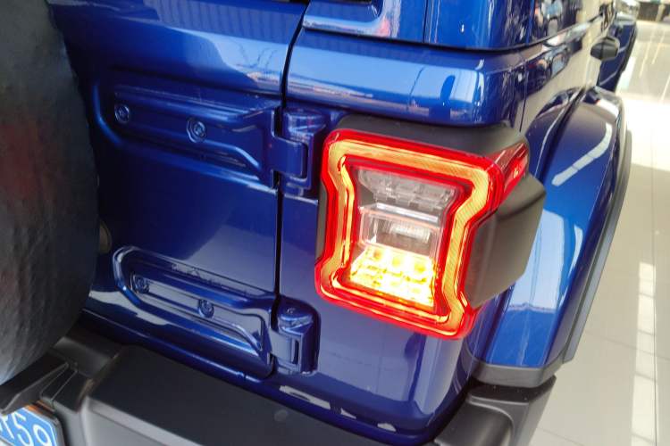 Used Jeep Wrangler 2019 2.0T Sahara Four-Door Brilliant Top Version China VI Emission Standard