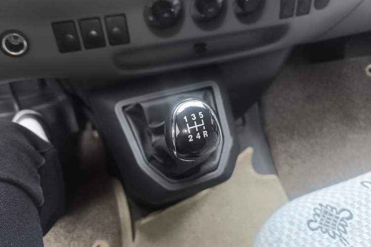 Used JMC Transit 2019 2.8T Commercial Version Short Wheelbase Mid-Roof 6-Seater China VI JX493 Gear Lever