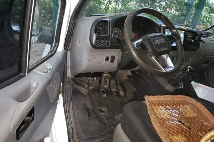 Used JMC Transit 2019 2.8T Commercial Version Short Wheelbase Low Roof 6-Seater China VI Emission Standard JX493