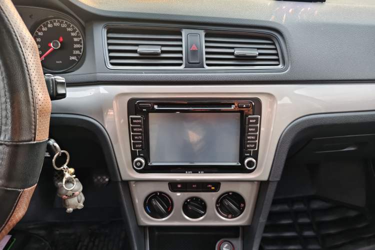 Used Volkswagen Lavida 2013 Revised Classic 1.6L Manual Fashion Edition Audio And AC Panel