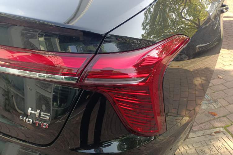 Used Hongqi H5 2025 2.0T Automatic Flag Edition – 500 000 Units Commemorative Version
