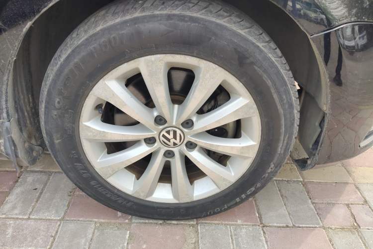 Used Volkswagen Magotan 2012 Revised 1.8TSI Luxury Version Right Front Wheel Hub