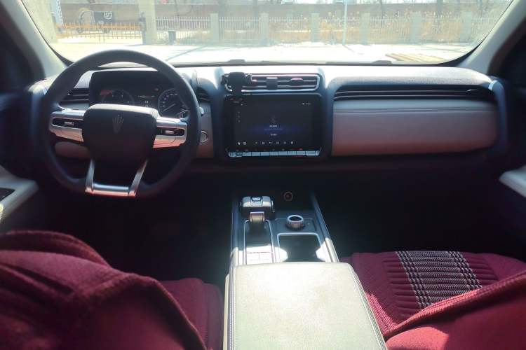 Used JMC DaDao 2023 All-Purpose 2.3T Diesel Manual 4x4 Long-Wheelbase Comfort Edition Center Console